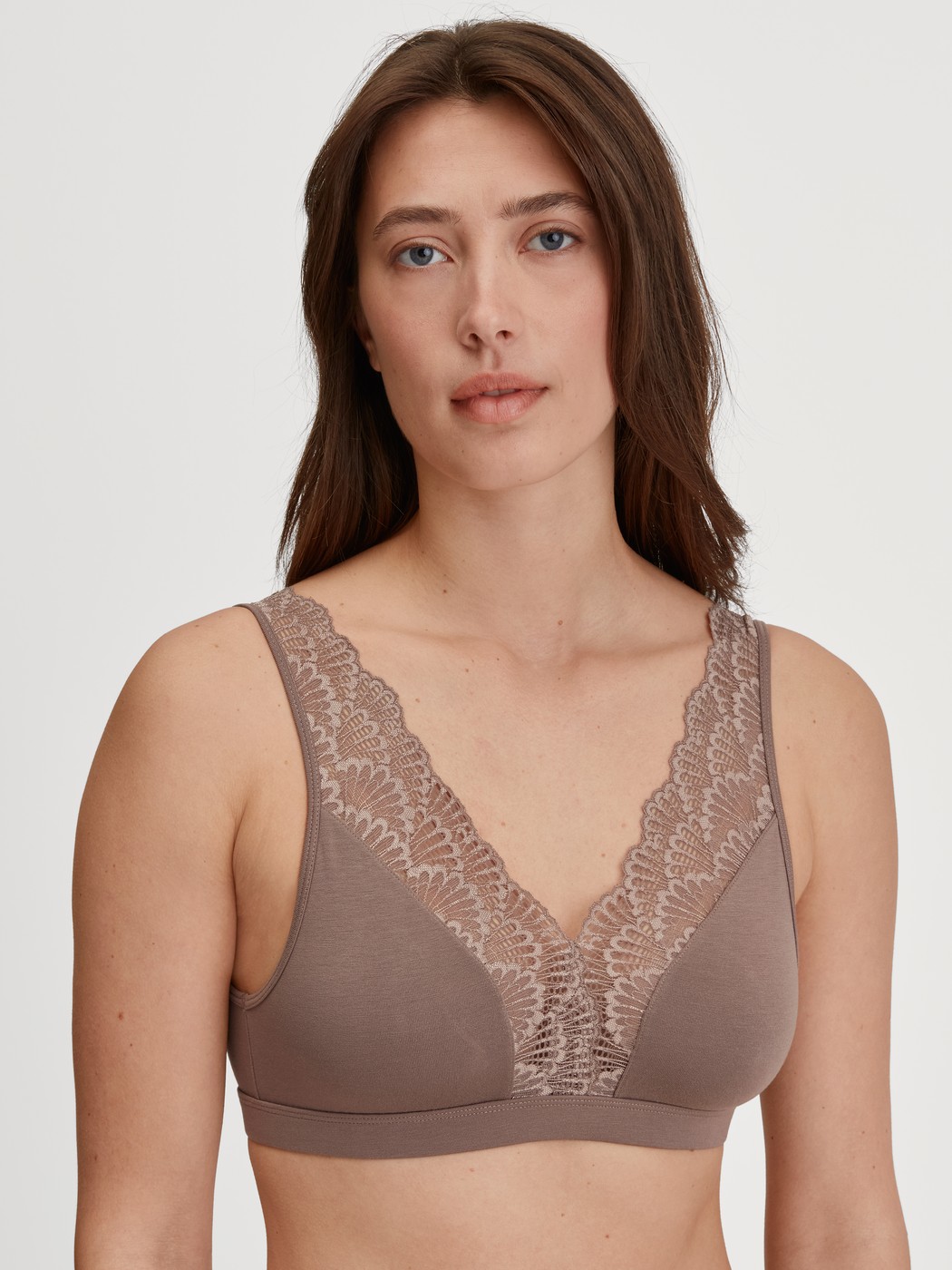 Damen-Model trägt Bustier aus Modal in Braun, Spitze aus Serie Modal Sense von CALIDA, Vorderansicht