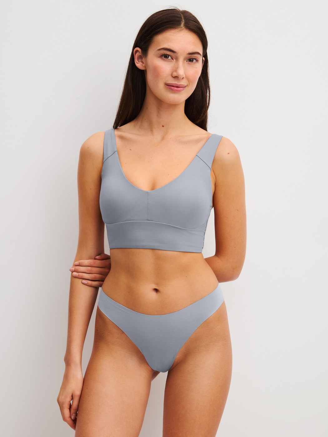 La modella / Il modello Donna indossa Bustier con spalline regolabili in Modal di colore Grigio, Tinta unita, della serie Natural Skin di CALIDA, Abbigliamento