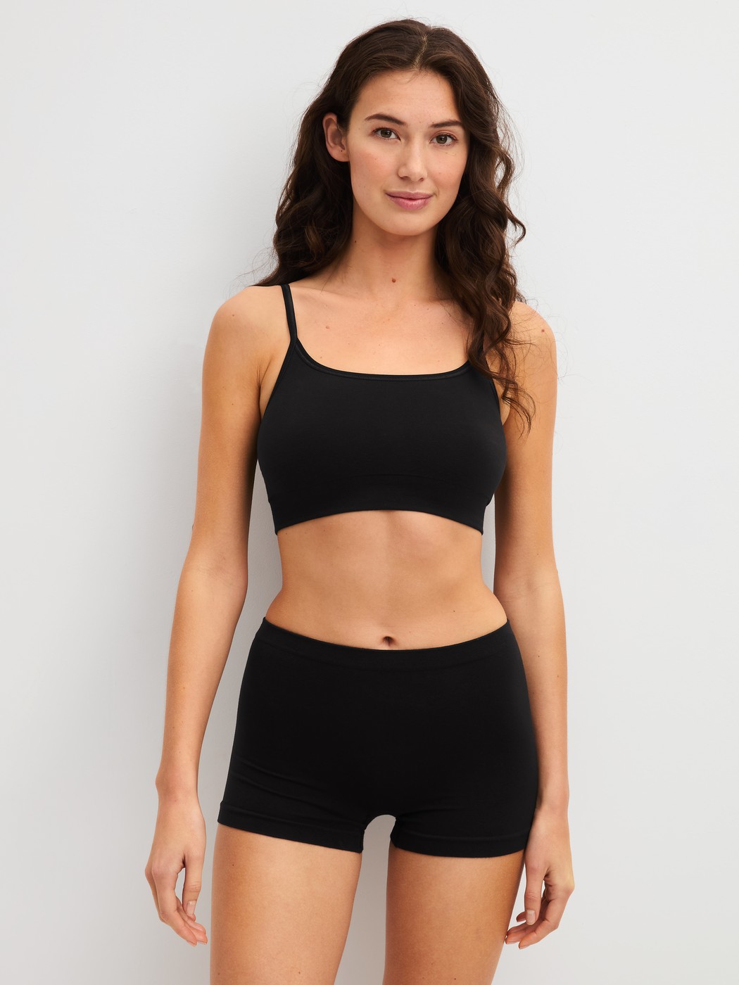 La modella / Il modello Donna indossa Bustier in Modal di colore Nero, Tinta unita, della serie Seamless Natural di CALIDA, Abbigliamento