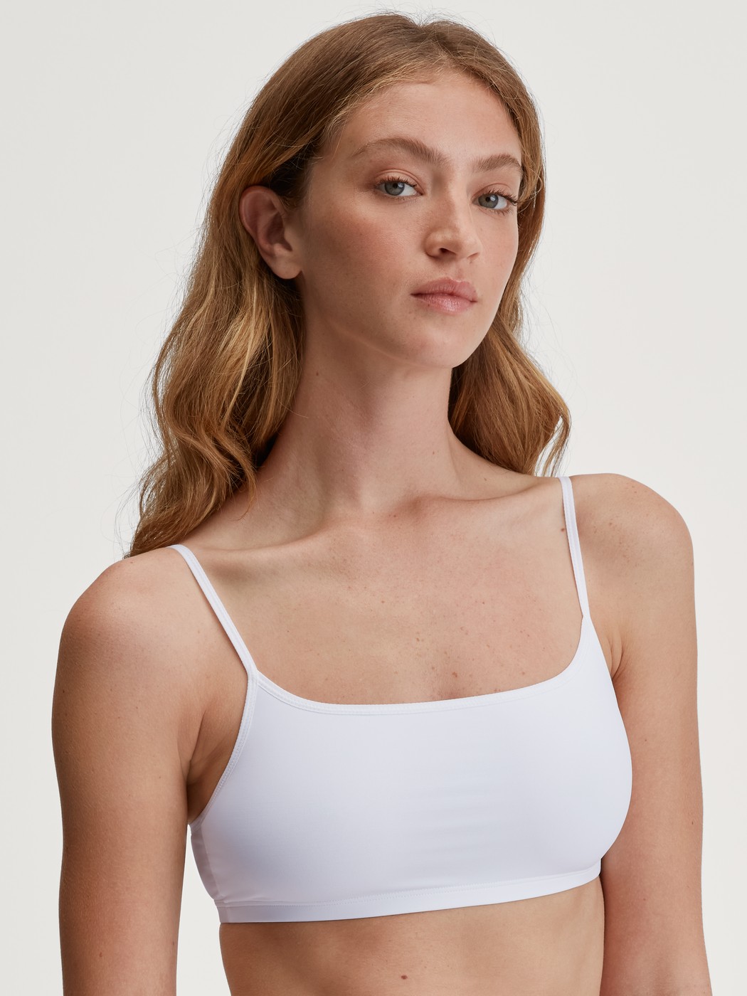 Damen-Model trägt Bustier aus Polyamid in Weiß, Einfarbig aus Serie Sleek Skin von CALIDA, Vorderansicht