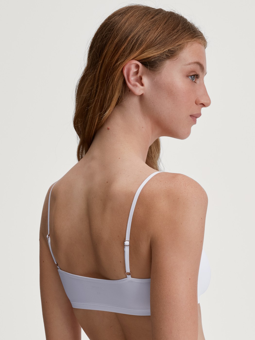 Damen-Model trägt Bustier aus Polyamid in Weiß, Einfarbig aus Serie Sleek Skin von CALIDA, Rückansicht