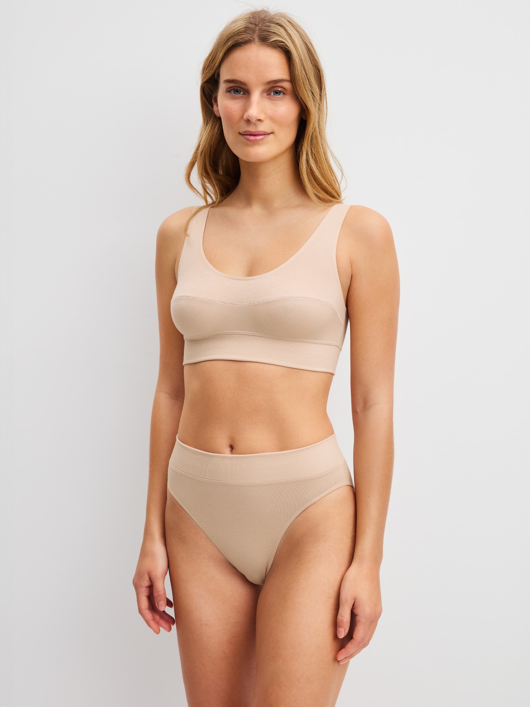 Le mannequin Femme porte le/la Brassière en Coton de couleur Rose, Unicolore, de la série Elastic de CALIDA, Tenue