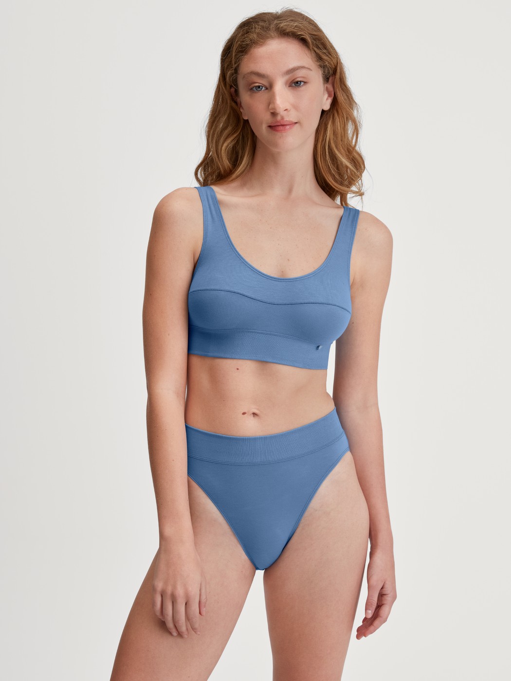 La modella / Il modello Donna indossa Bustier in Cotone di colore Blu, Tinta unita, della serie Elastic di CALIDA, Abbigliamento