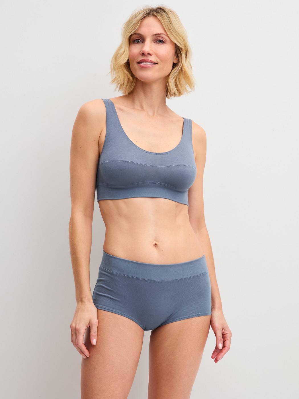 Women model is wearing Bustier made of Cotton in Grey, Unicoloured from the Elastic series by CALIDA, Outfit