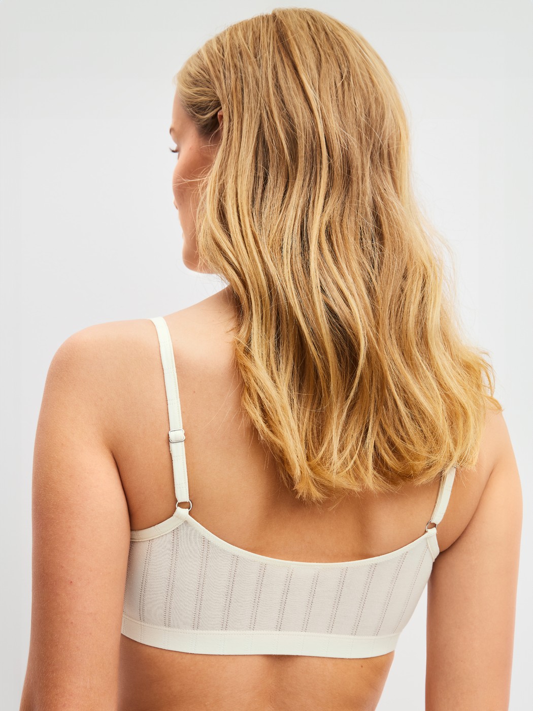 Le mannequin Femme porte le/la Brassière en Coton de couleur Beige, Dentelle, de la série Etude Toujours de CALIDA, Vue arrière