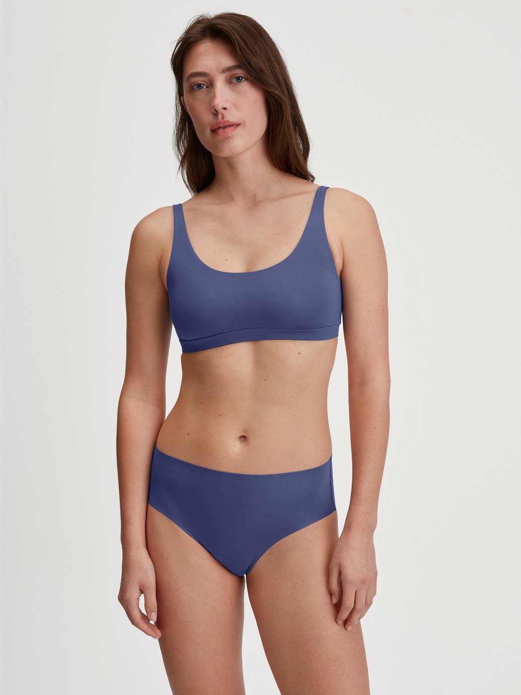 Damen-Model trägt Bustier aus Modal in Blau, Einfarbig aus Serie Natural Skin von CALIDA, Outfit