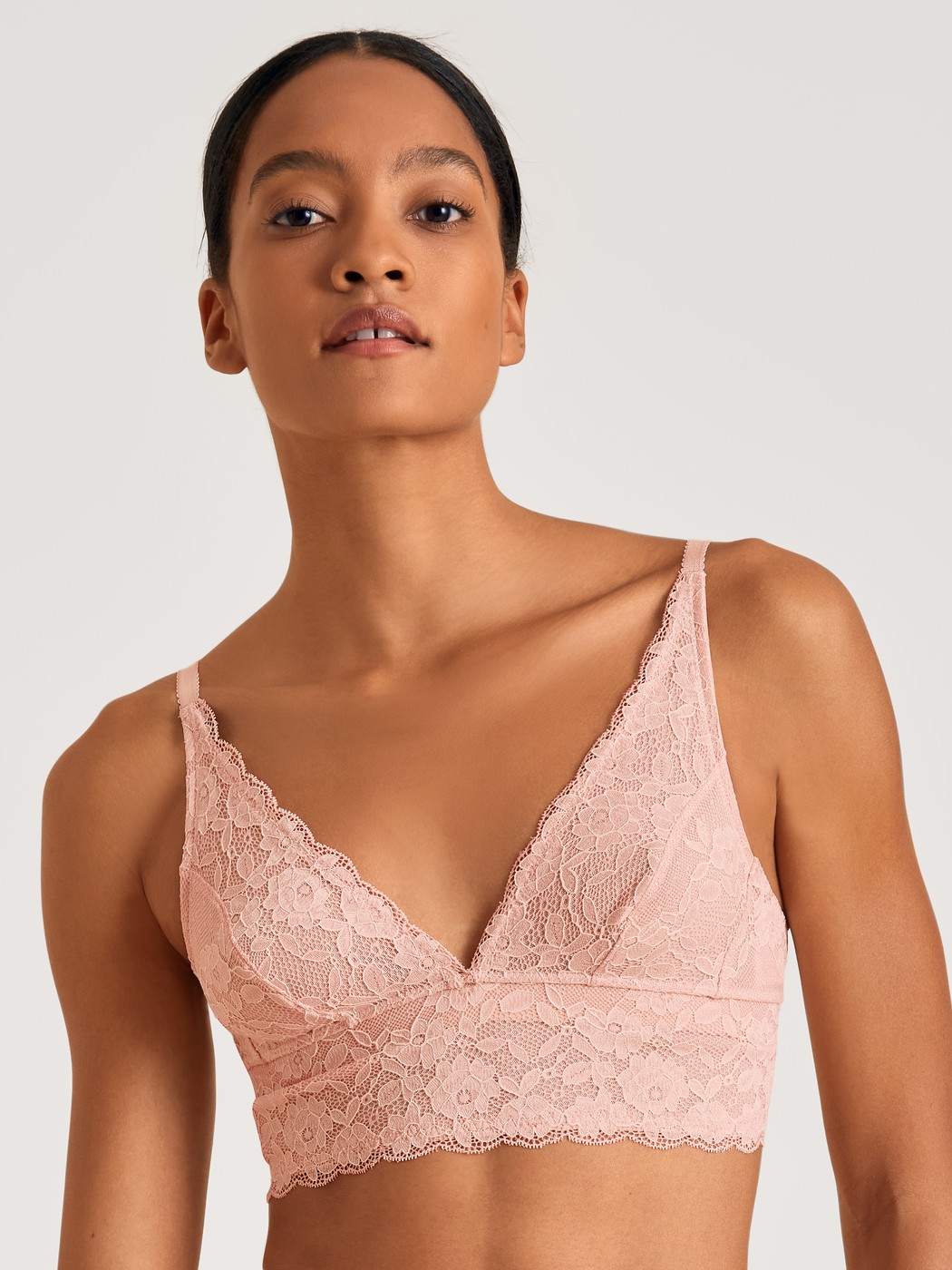 Damen-Model trägt Soft-BH ohne Bügel aus Spitze in Rosa, Spitze aus Serie Circular Romance von CALIDA, Vorderansicht