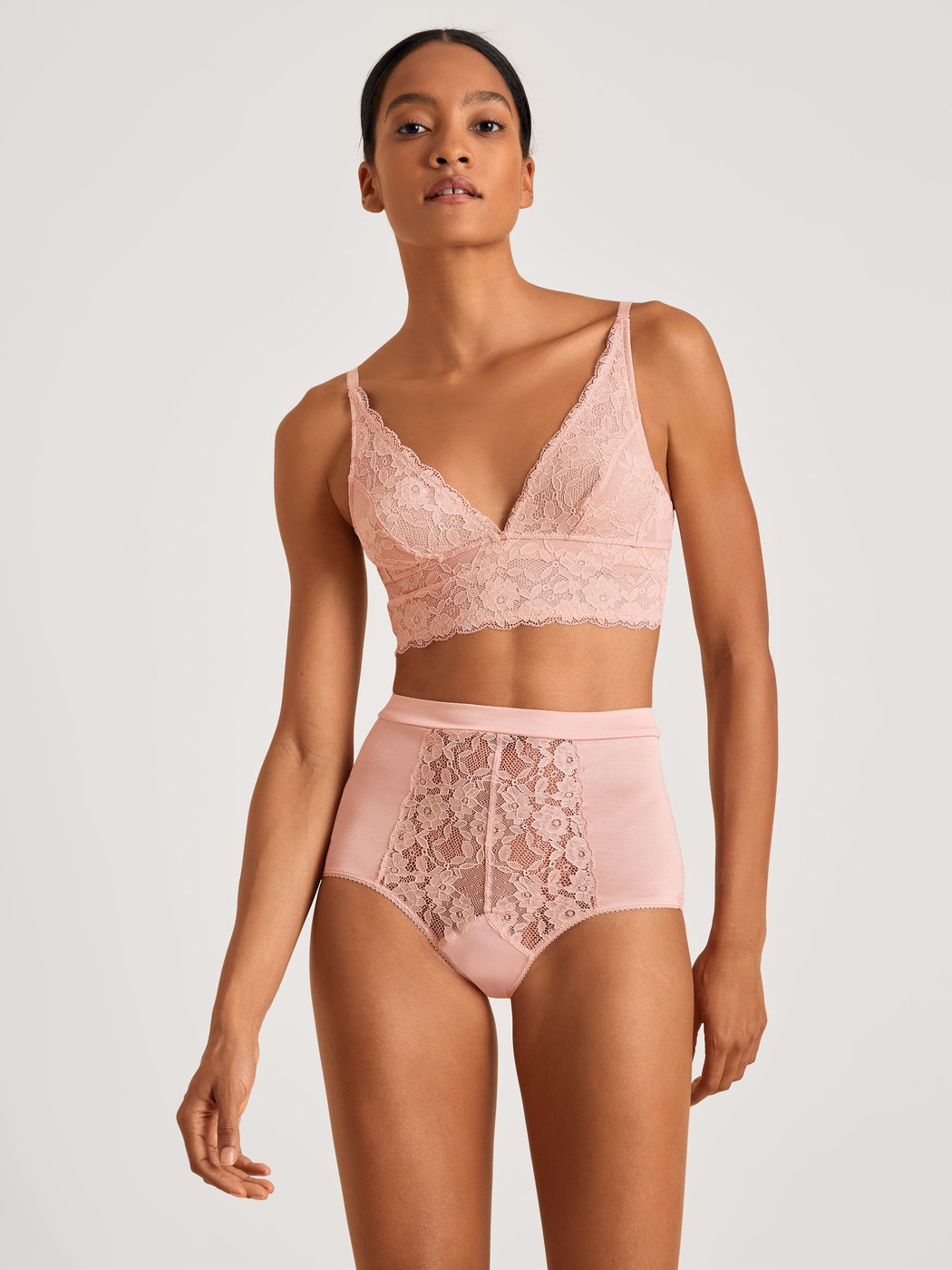 Damen-Model trägt Soft-BH ohne Bügel aus Spitze in Rosa, Spitze aus Serie Circular Romance von CALIDA, Vorderansicht, Outfit