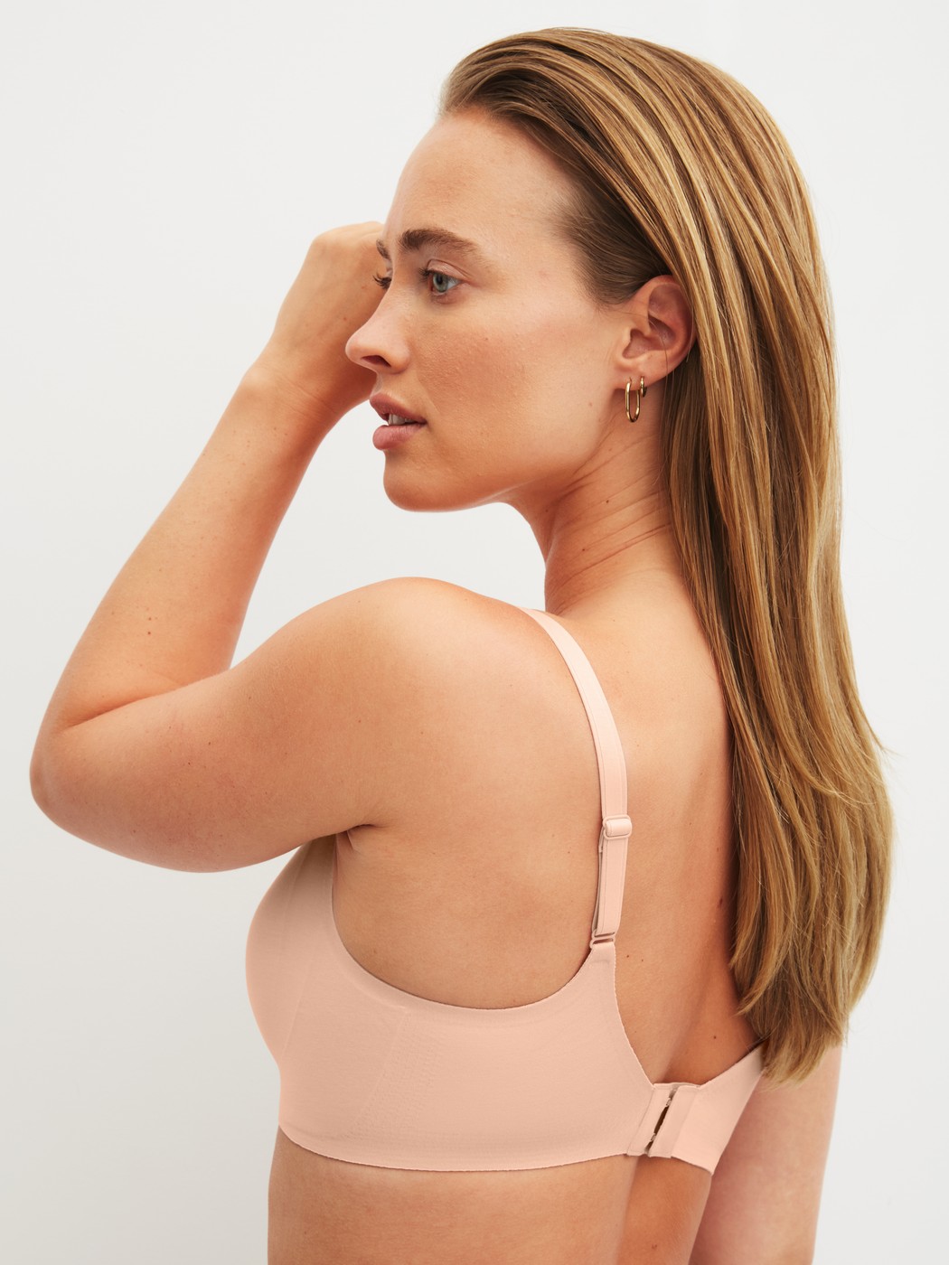 Damen-Model trägt Bonded BH aus Modal in Rosa, Einfarbig aus Serie Natural Skin von CALIDA, Rückansicht