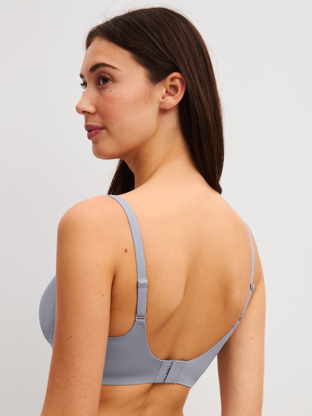 La modella / Il modello Donna indossa Reggiseno incollato in Modal di colore Grigio, Tinta unita, della serie Natural Skin di CALIDA, Vista posteriore