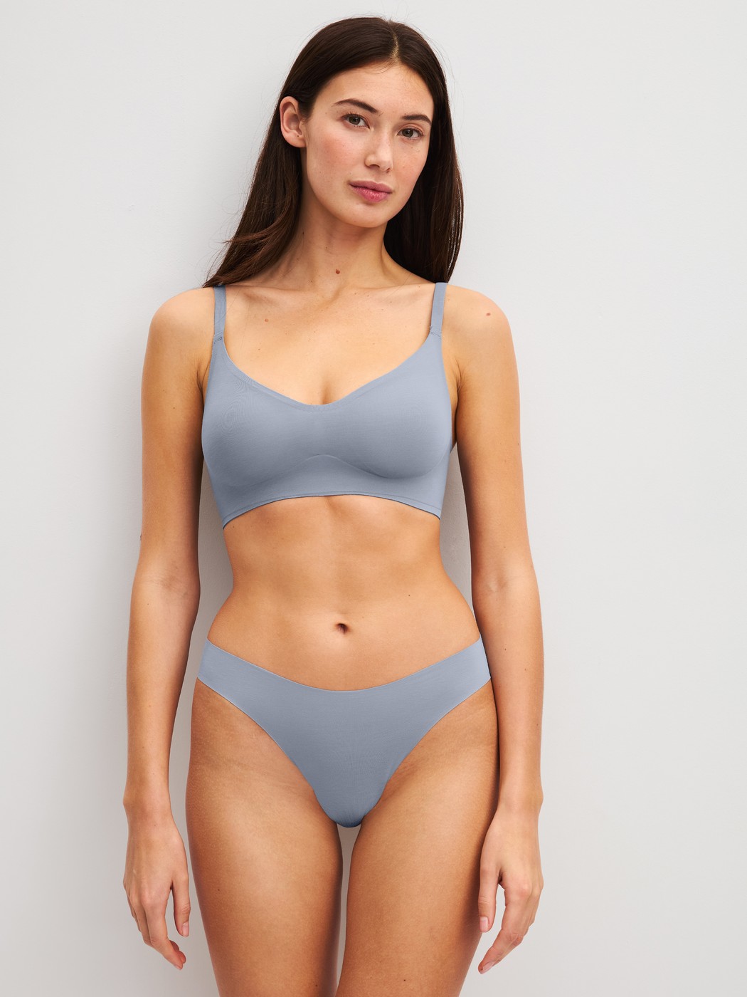 La modella / Il modello Donna indossa Reggiseno incollato in Modal di colore Grigio, Tinta unita, della serie Natural Skin di CALIDA, Abbigliamento