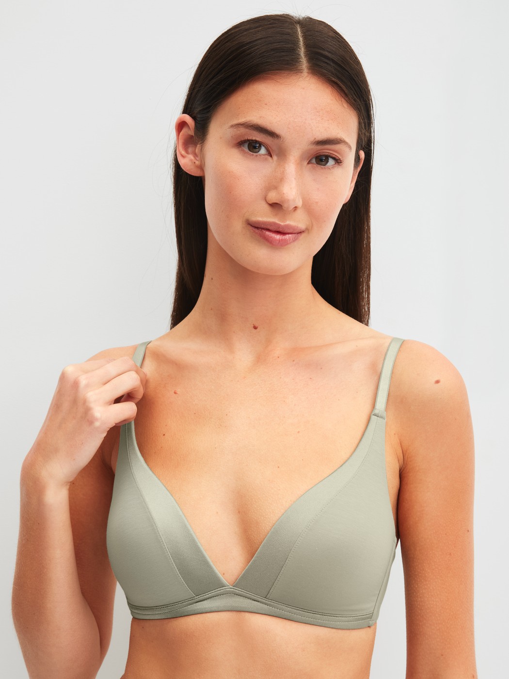 Le mannequin Femme porte le/la Soutien-gorge sans armatures en Coton de couleur Vert, Unicolore, de la série Cate de CALIDA, Vue de face