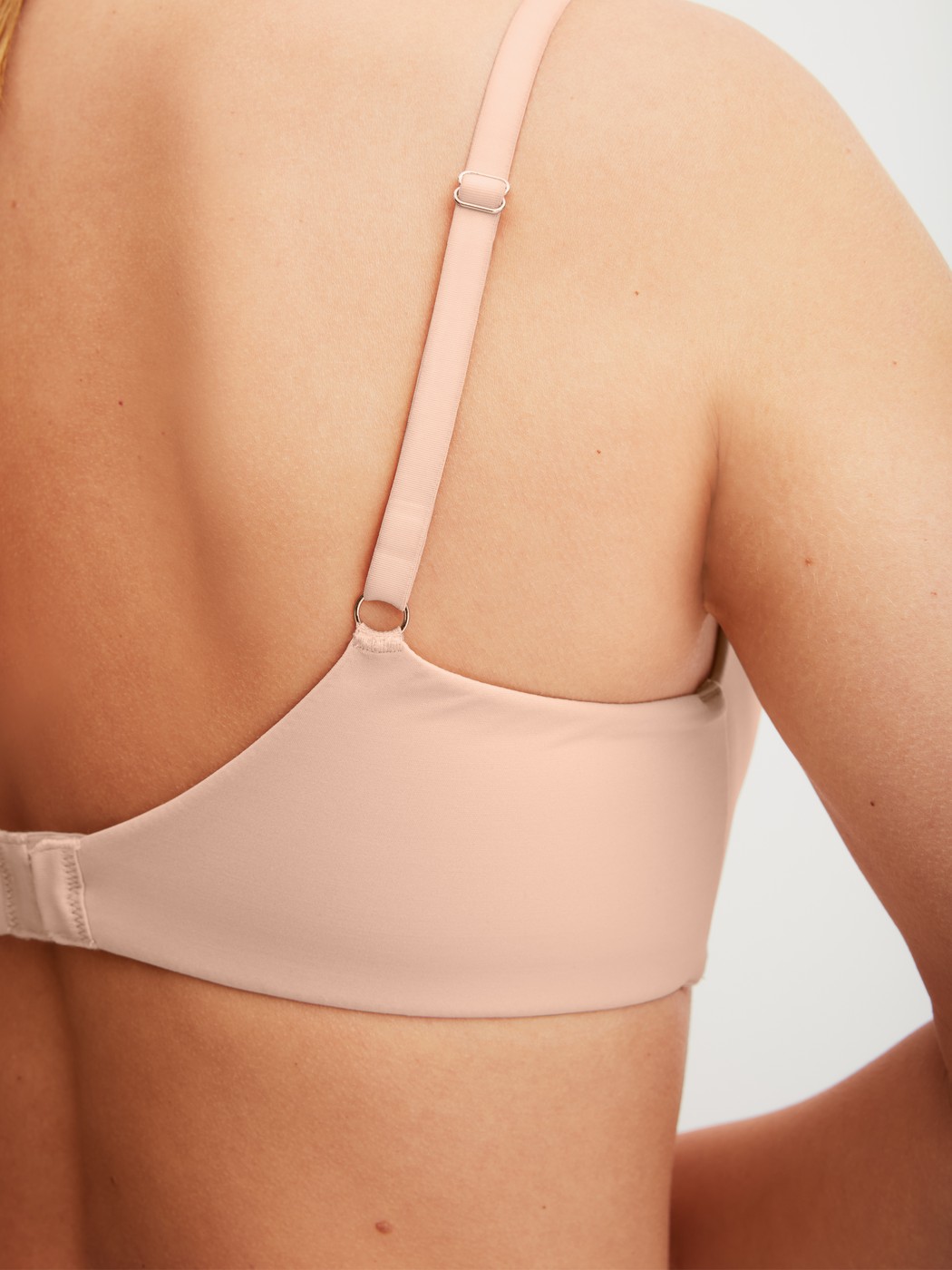 Women model is wearing Padded bra without underwire made of Polyamide in Beige, Unicoloured from the Sleek Skin series by CALIDA, Detail