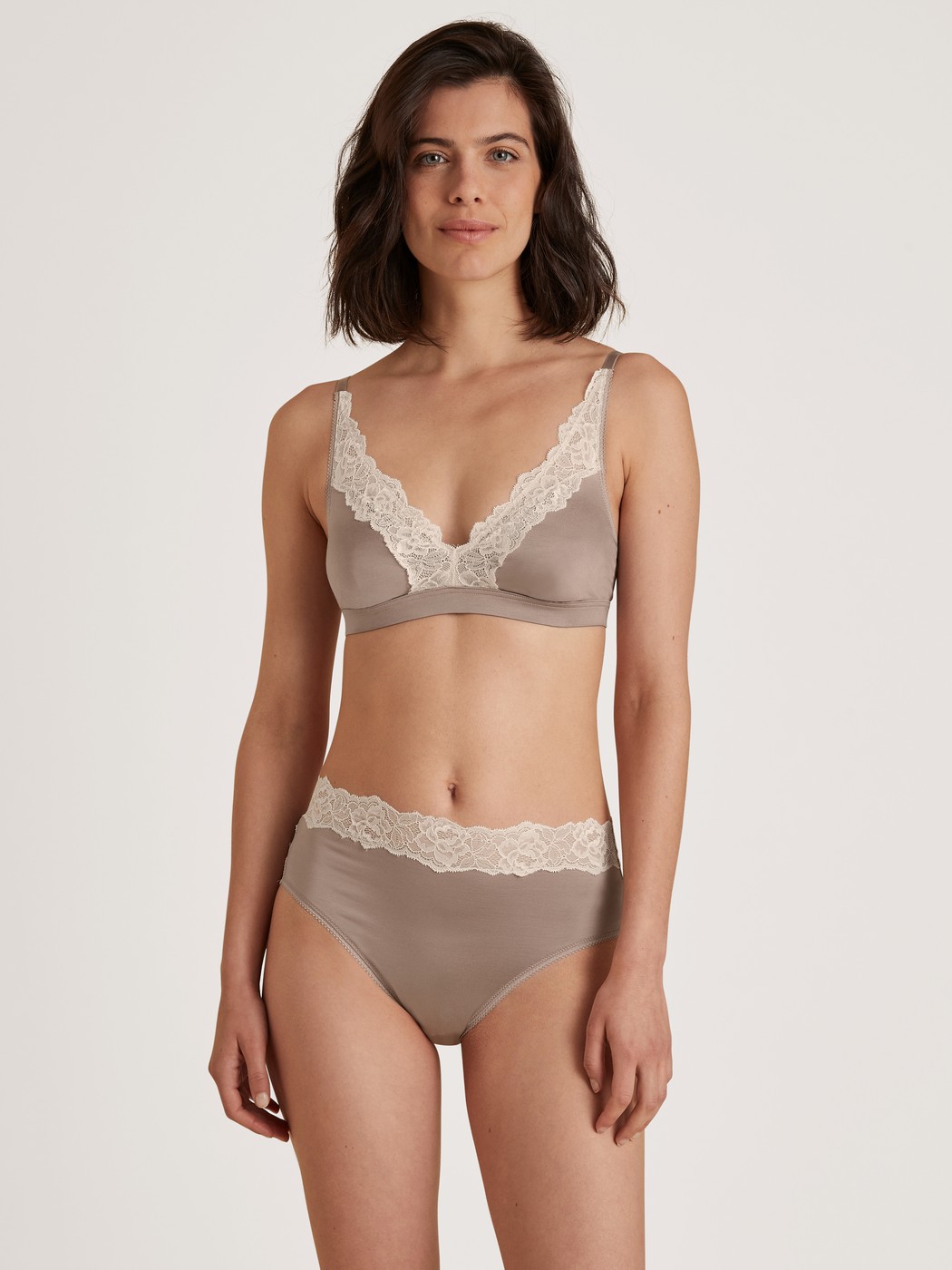 Damen-Model trägt Soft-BH ohne Bügel aus Viskose in Braun, Spitze aus Serie Glamorous Lace von CALIDA, Outfit