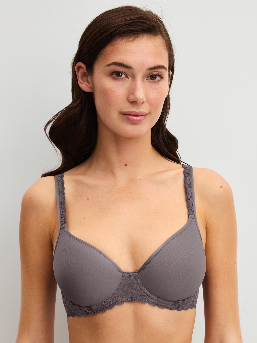La modella / Il modello Donna indossa Reggiseno spaziale in Poliammide di colore Marrone, Pizzo, della serie Natural Comfort Lace di CALIDA, Vista frontale