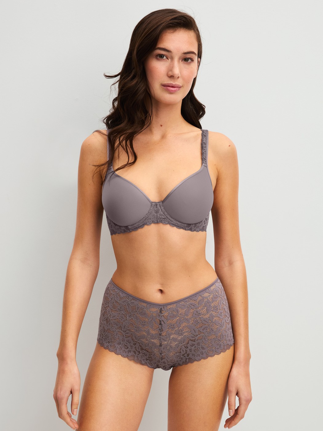 La modella / Il modello Donna indossa Reggiseno spaziale in Poliammide di colore Marrone, Pizzo, della serie Natural Comfort Lace di CALIDA, Abbigliamento