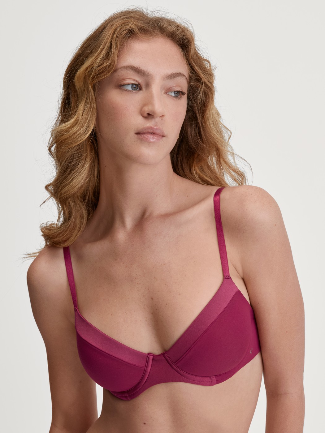 Women model is wearing Underwired T-shirt bra made of 100% Cotton in Pink, Unicoloured from the Cate series by CALIDA, Front view