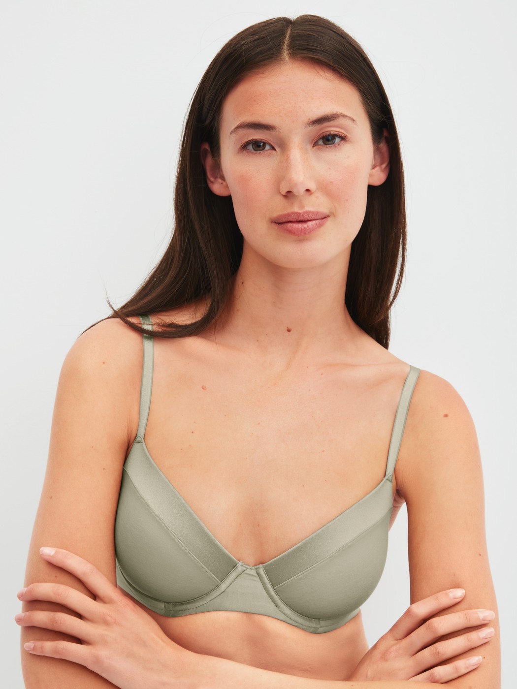 Le mannequin Femme porte le/la Soutien-gorge T-shirt à armatures en Coton de couleur Vert, Unicolore, de la série Cate de CALIDA, Vue de face