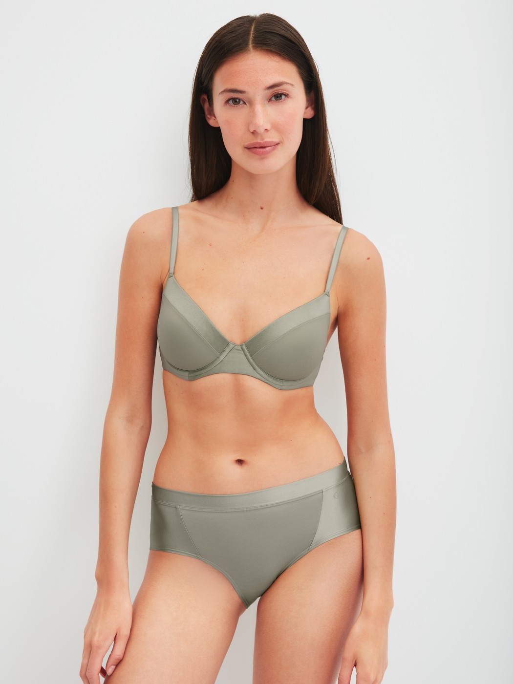 Le mannequin Femme porte le/la Soutien-gorge T-shirt à armatures en Coton de couleur Vert, Unicolore, de la série Cate de CALIDA, Tenue
