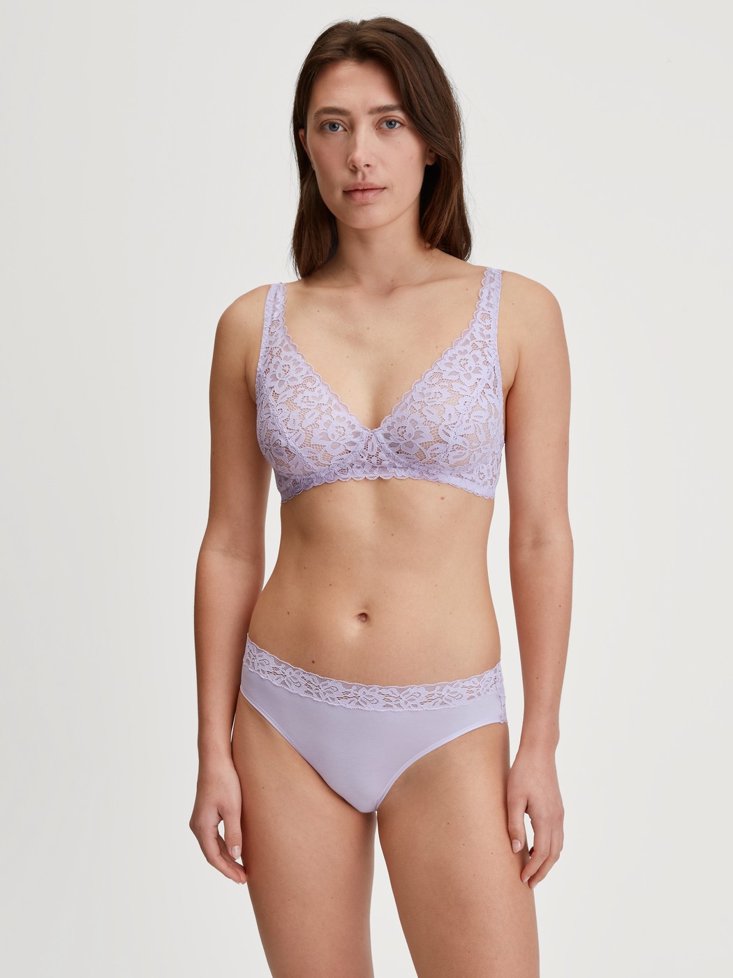 Damen-Model trägt Spitzen-BH ohne Bügel aus Baumwolle in Violett, Spitze aus Serie Natural Comfort Lace von CALIDA, Outfit