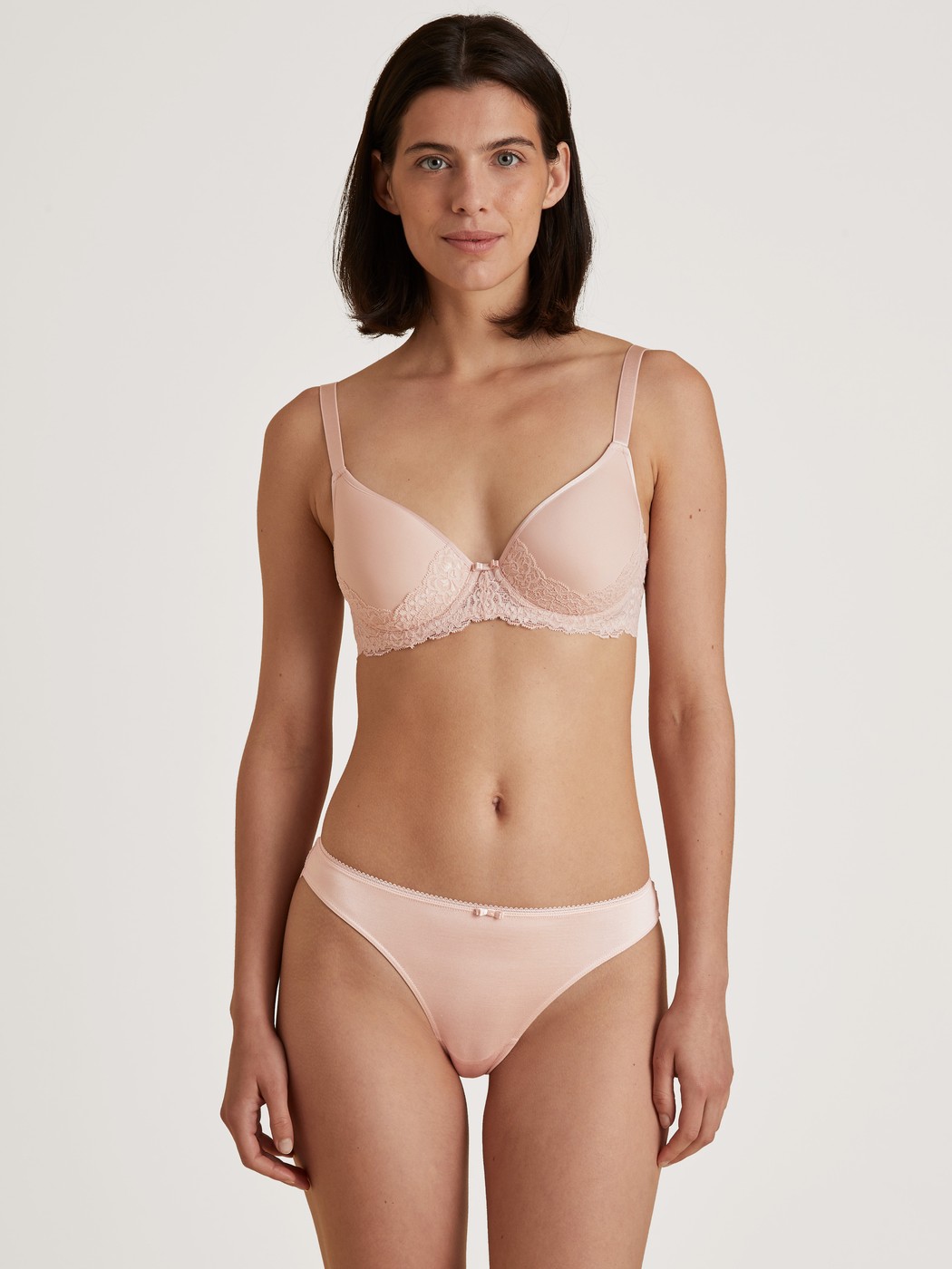 Spacer bra with wires