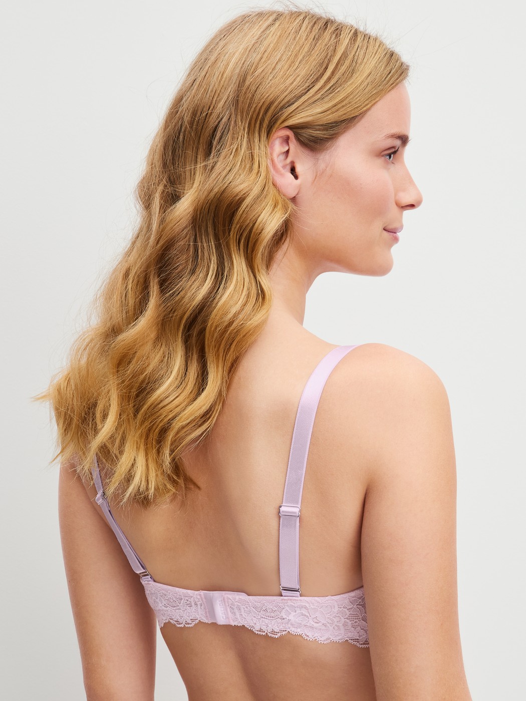 La modella / Il modello Donna indossa Spacer-BH con ferretto in Cotone di colore Rosa, Pizzo, della serie Sensual Secrets di CALIDA, Vista posteriore