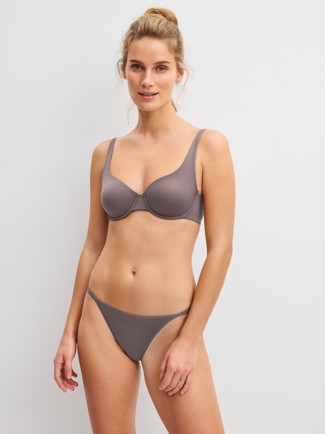 La modella / Il modello Donna indossa Reggiseno con ferretto in Poliammide di colore Marrone, Tinta unita, della serie Sleek Skin di CALIDA, Abbigliamento