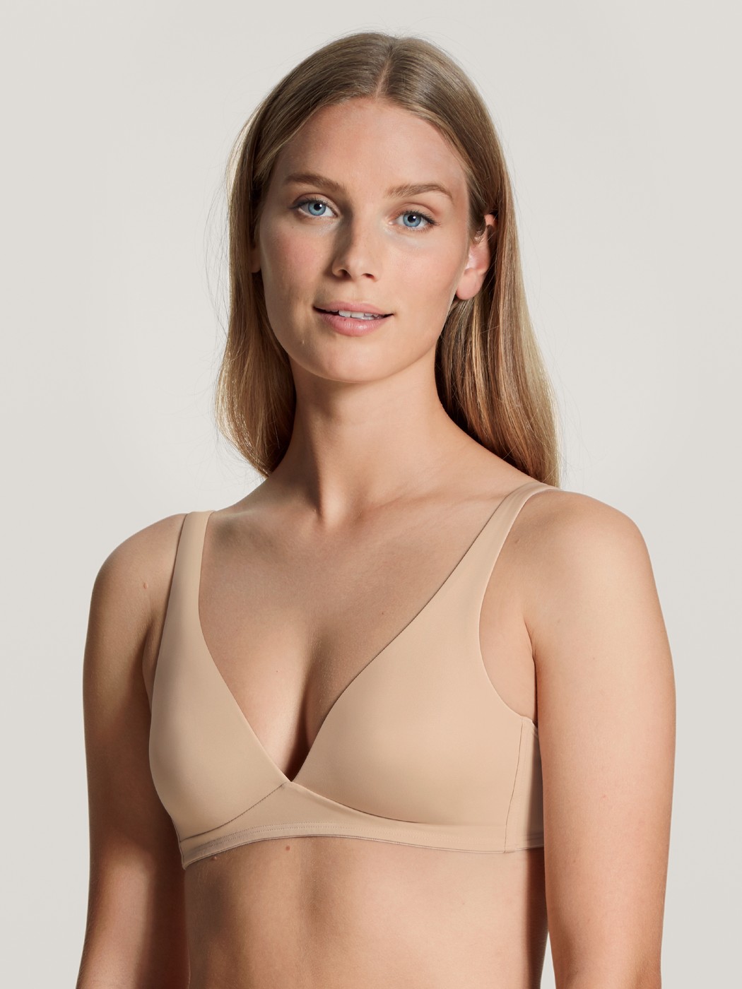 Damen-Model trägt Soft-BH ohne Bügel aus Polyamid in Beige, Einfarbig aus Serie Eco Sense von CALIDA, Vorderansicht