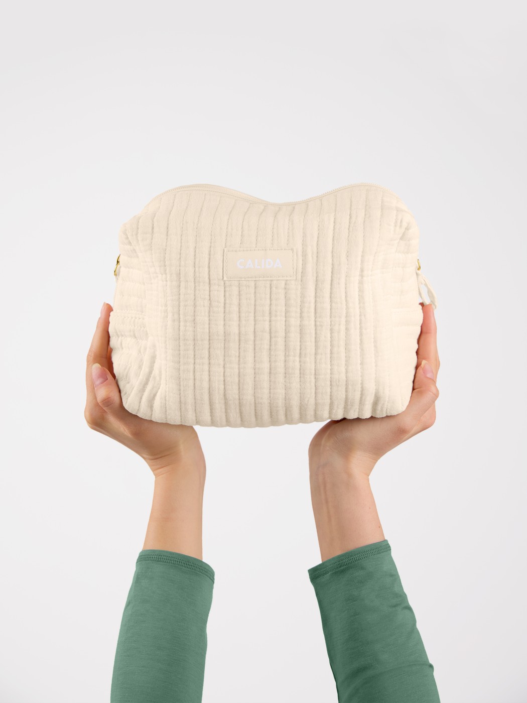 -Model trägt Kosmetiktasche aus  in Beige,  aus Serie Accessoires von CALIDA, Vorderansicht