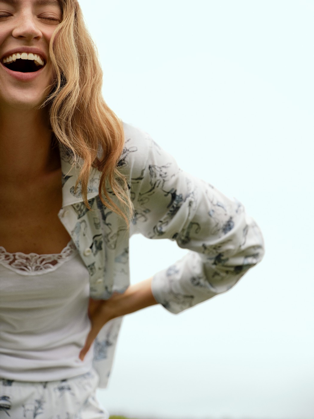 Damen-Model trägt Spaghetti-Top aus 100% Baumwolle in Weiß, Spitze aus Serie Cotton Desire von CALIDA, Zusatzbild