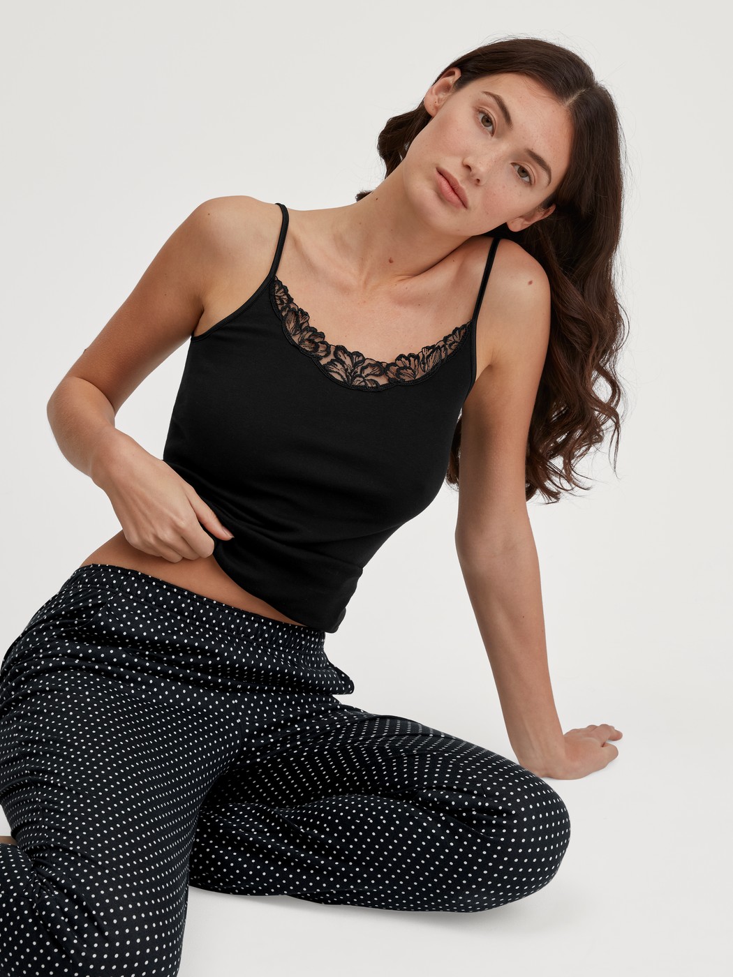 Damen-Model trägt Spaghetti-Top aus 100% Baumwolle in Schwarz, Spitze aus Serie Cotton Desire von CALIDA, Zusatzbild