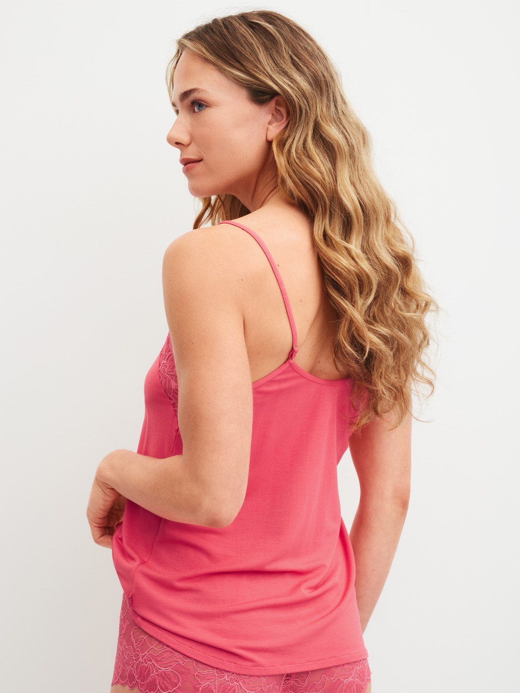 La modella / Il modello Donna indossa Top con spalline in Modal di colore Rosa, Pizzo, della serie Favourites Love di CALIDA, Vista posteriore