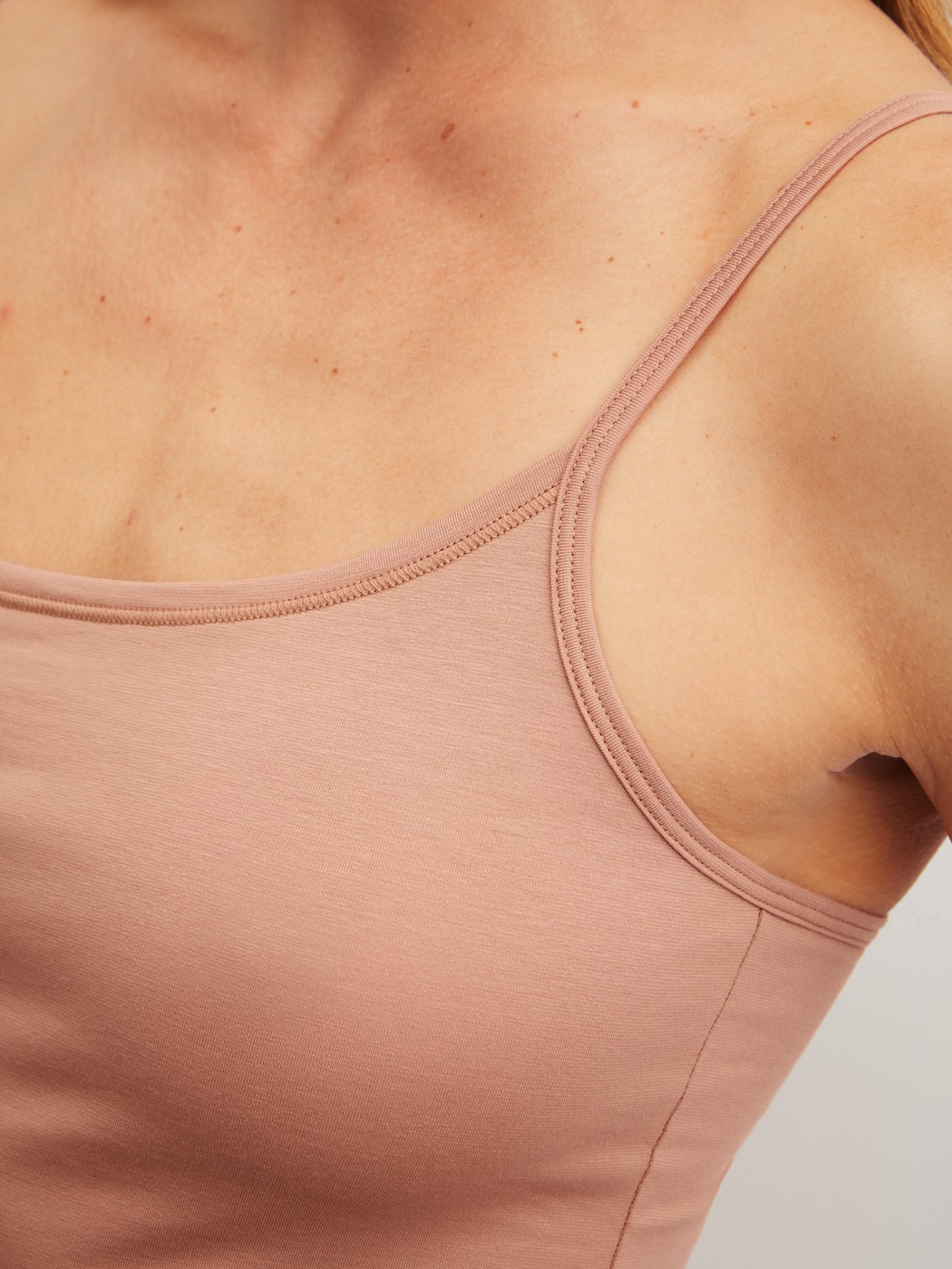 Damen-Model trägt Spaghetti-Top aus Baumwolle in Braun, Einfarbig aus Serie Natural Comfort von CALIDA, Detail
