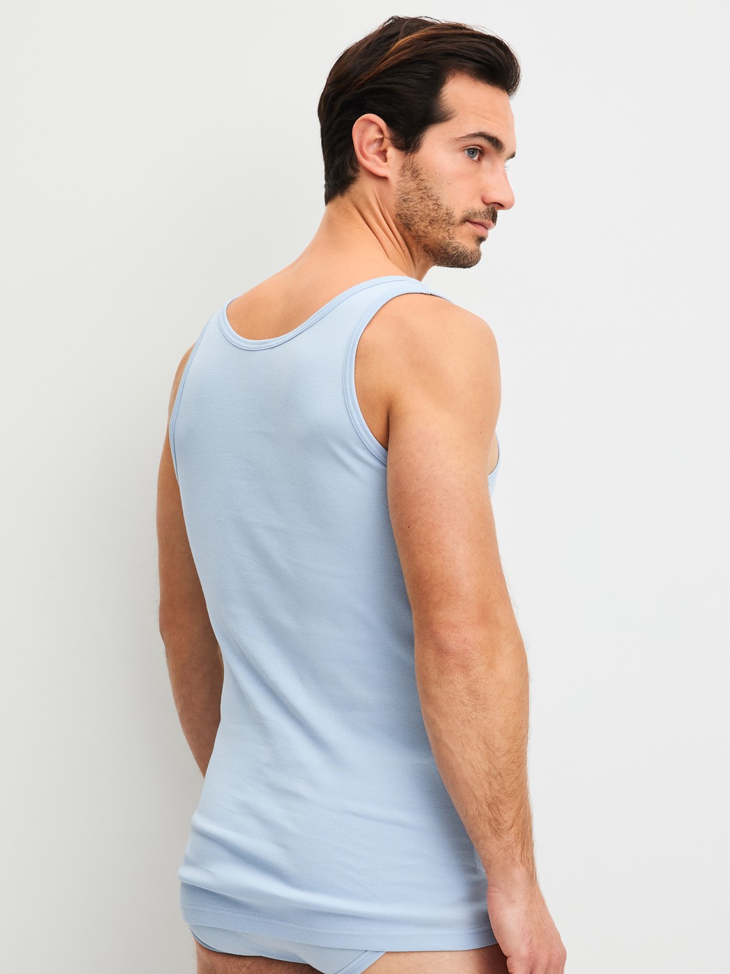 Herren-Model trägt Tank-Top aus 100% Baumwolle in Blau, Einfarbig aus Serie Twisted Cotton von CALIDA, Rückansicht
