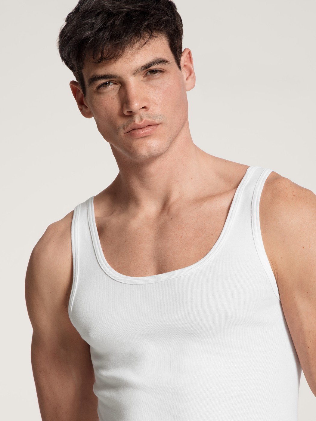 La modella / Il modello Uomo indossa  in 100% cotone di colore Bianco, Tinta unita, della serie Cotton 1:1 Duo di CALIDA, Dettaglio