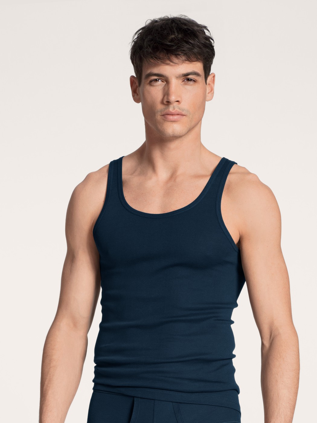 Herren-Model trägt Tank-Top, 2er-Pack aus 100% Baumwolle in Blau, Einfarbig aus Serie Twisted Cotton Duo von CALIDA, Vorderansicht