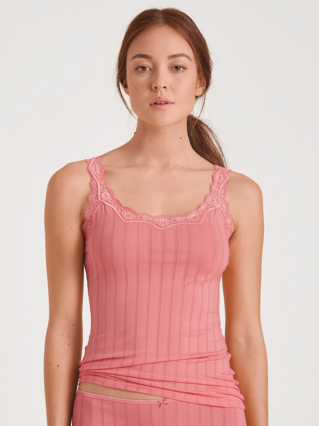 Damen-Model trägt Tank-Top aus  in Rosa,  aus Serie Etude Xtra von CALIDA, Vorderansicht