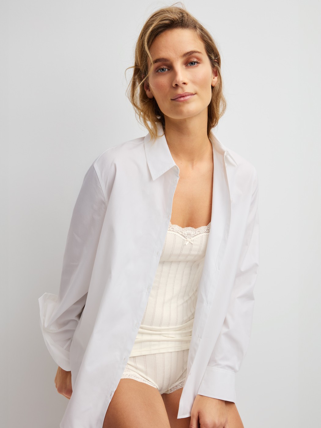 Damen-Model trägt Tank-Top aus Baumwolle in Beige, Spitze aus Serie Etude Toujours von CALIDA, Zusatzbild