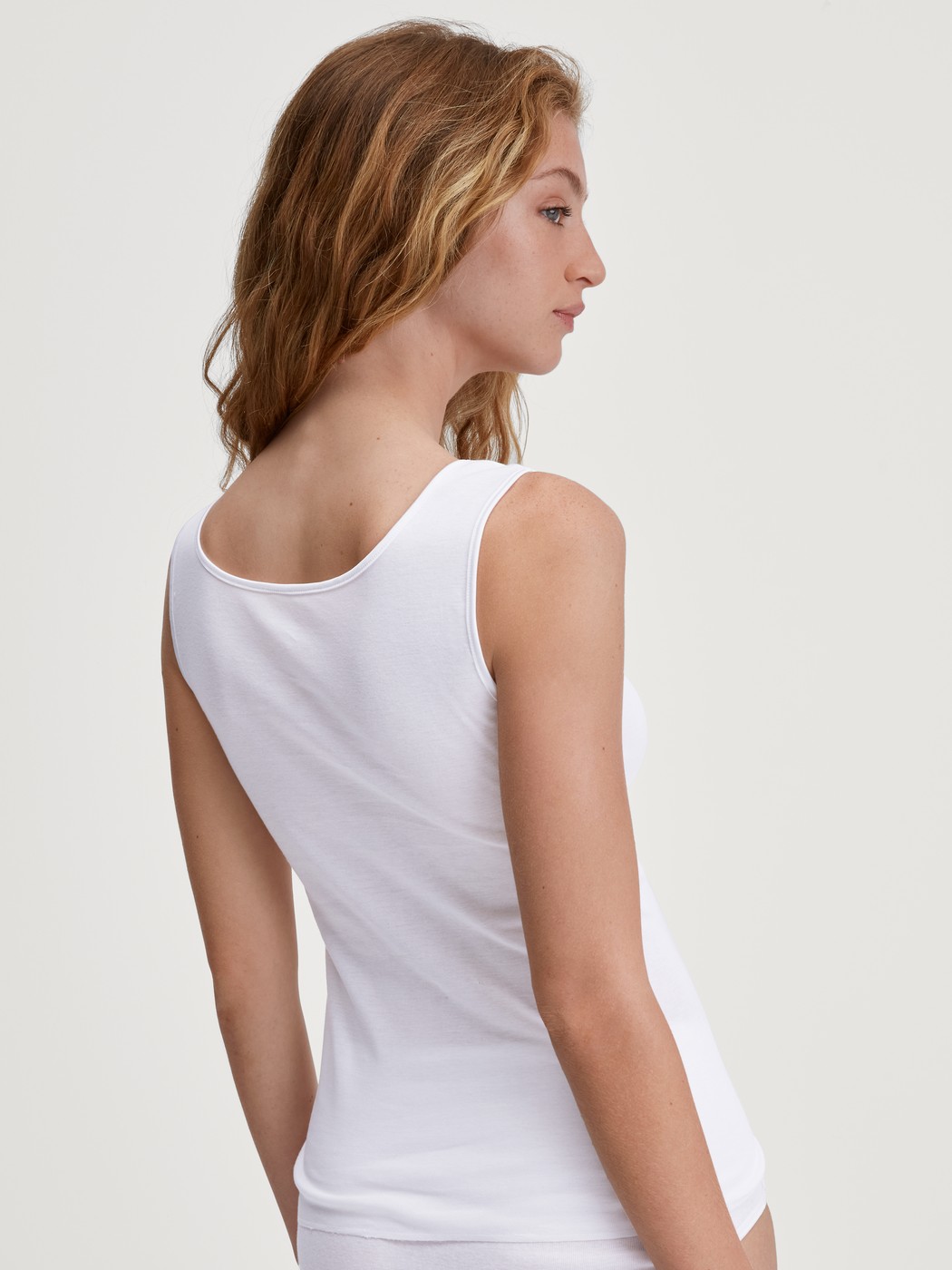 Damen-Model trägt Tank-Top aus 100% Baumwolle in Weiß, Spitze aus Serie Cotton Desire von CALIDA, Rückansicht