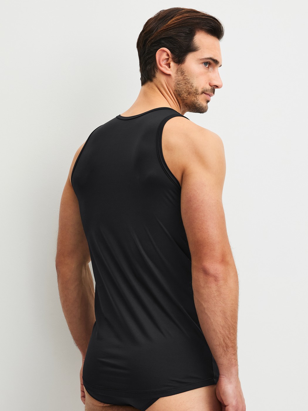 La modella / Il modello Uomo indossa  in Poliammide di colore Nero, Tinta unita, della serie Micro Stretch di CALIDA, Vista posteriore