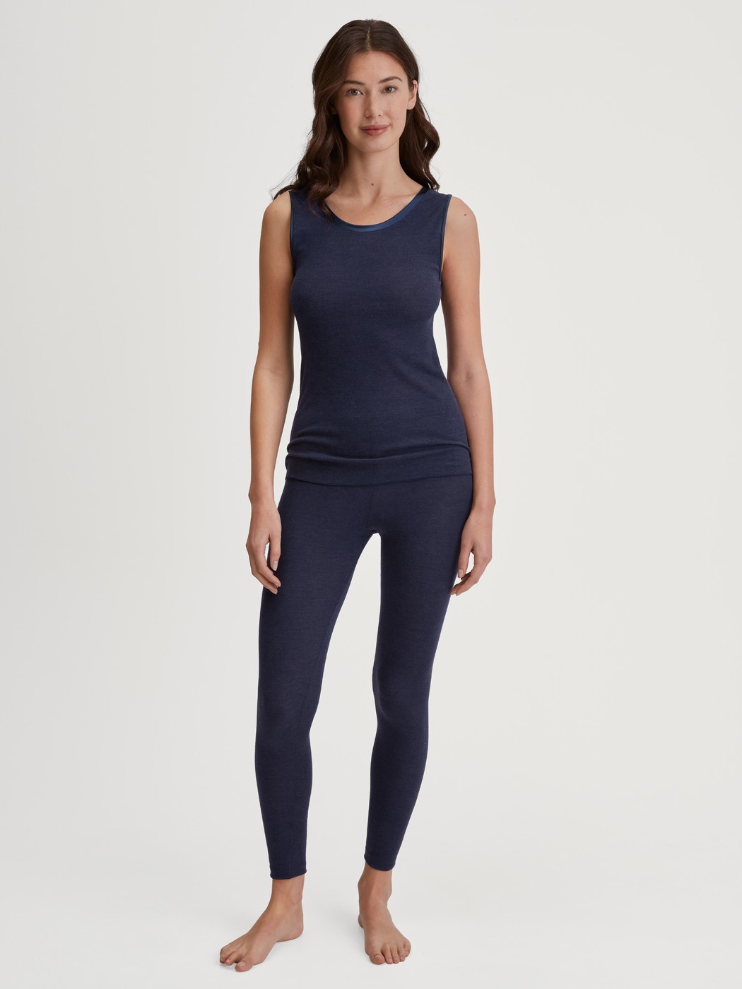 Damen-Model trägt Tank-Top aus Wolle-Seide aus Wolle in Blau, Einfarbig aus Serie True Confidence von CALIDA, Outfit