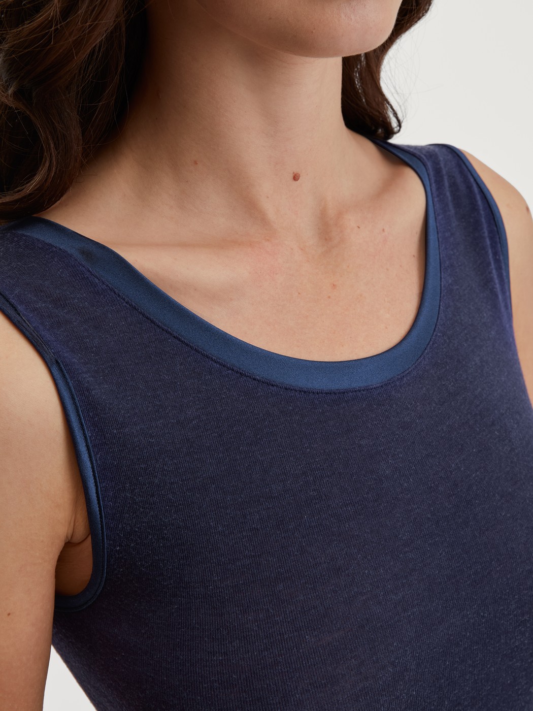 Damen-Model trägt Tank-Top aus Wolle-Seide aus Wolle in Blau, Einfarbig aus Serie True Confidence von CALIDA, Detail