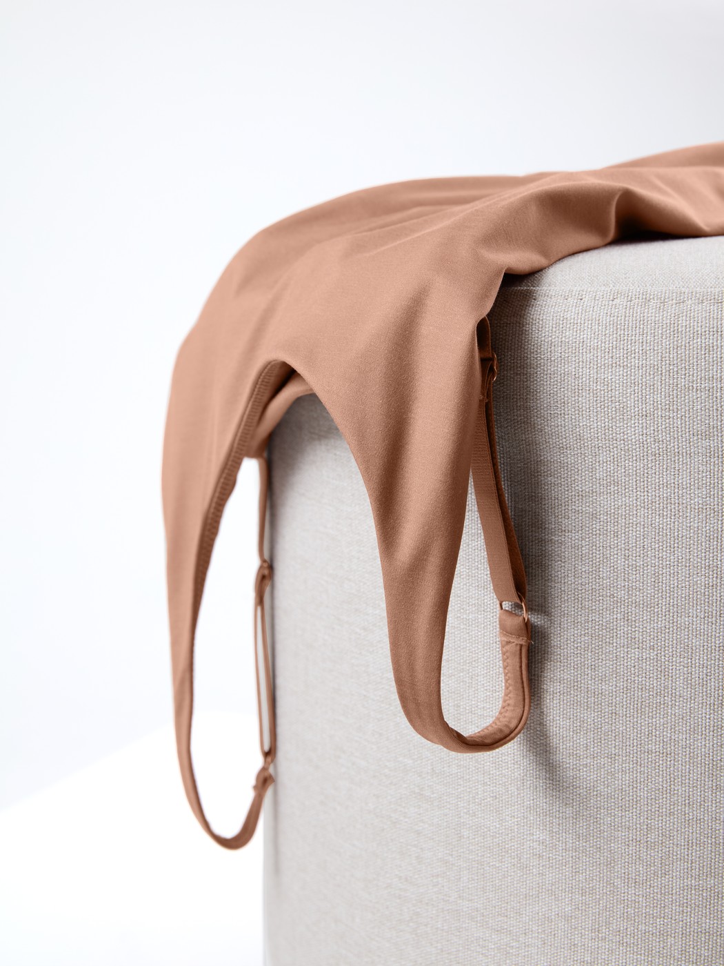 Damen-Model trägt Tank-Top mit Bustier aus Modal in Grau, Einfarbig aus Serie Natural Skin von CALIDA, Zusatzbild