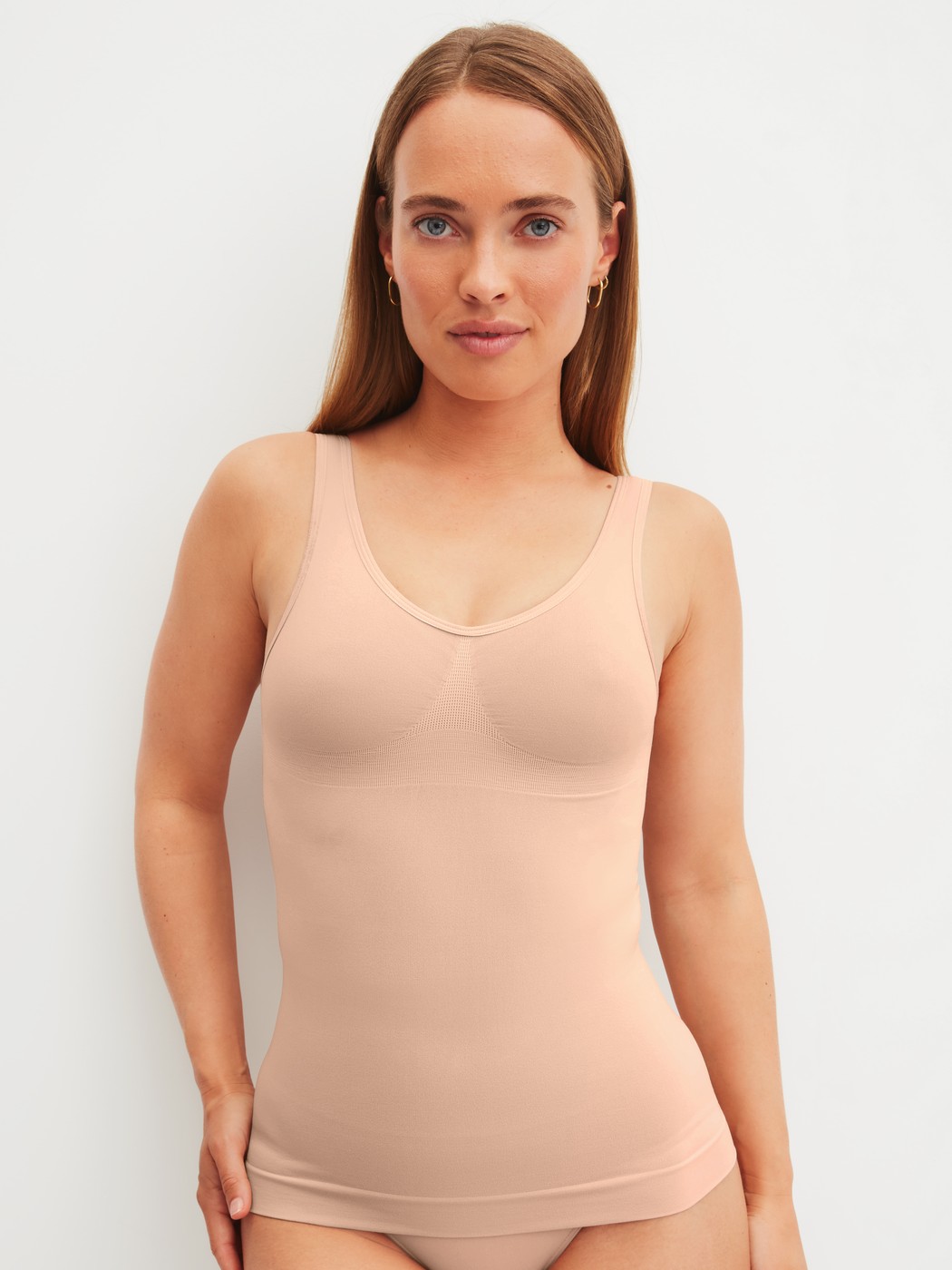 Damen-Model trägt Shaping Top aus Polyamid in Rosa, Einfarbig aus Serie Seamless Shape von CALIDA, Vorderansicht