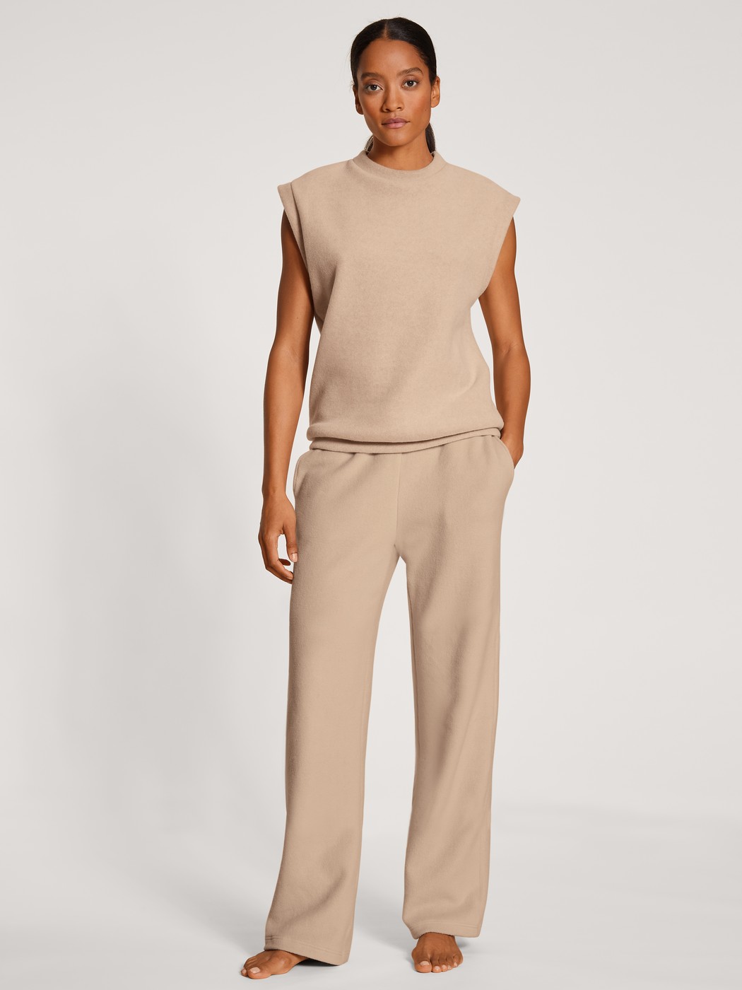 Damen-Model trägt Sweatshirt aus  in ,  aus Serie Loungewear Xtra von CALIDA, Outfit