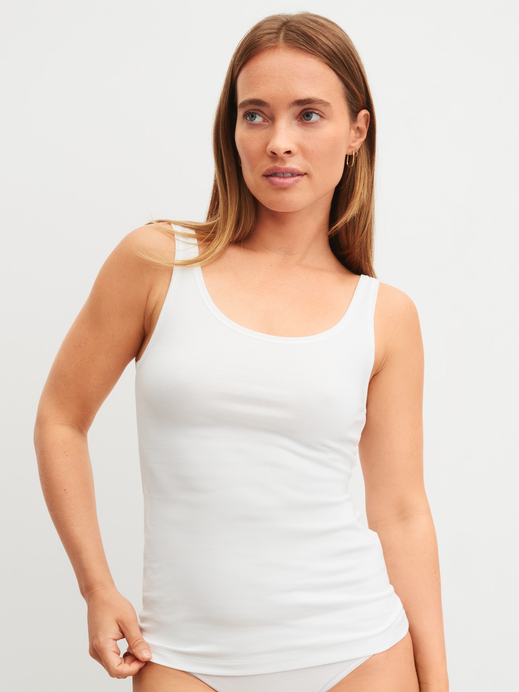 Damen-Model trägt Tank-Top, 2er-Pack aus Baumwolle in Blau, Einfarbig aus Serie Benefit Women Spec. von CALIDA, Zusatzbild