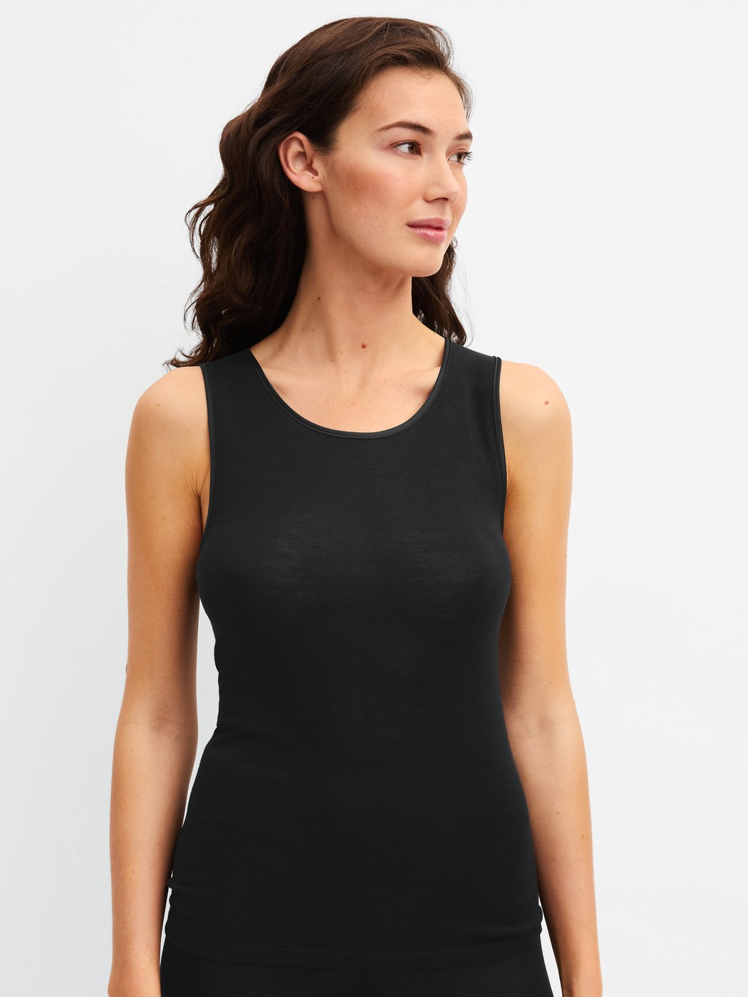 La modella / Il modello Donna indossa  in Lana di colore Nero, Tinta unita, della serie True Confidence di CALIDA, Vista frontale