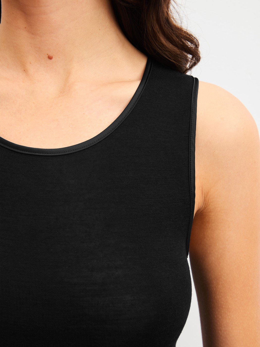 La modella / Il modello Donna indossa  in Lana di colore Nero, Tinta unita, della serie True Confidence di CALIDA, Dettaglio