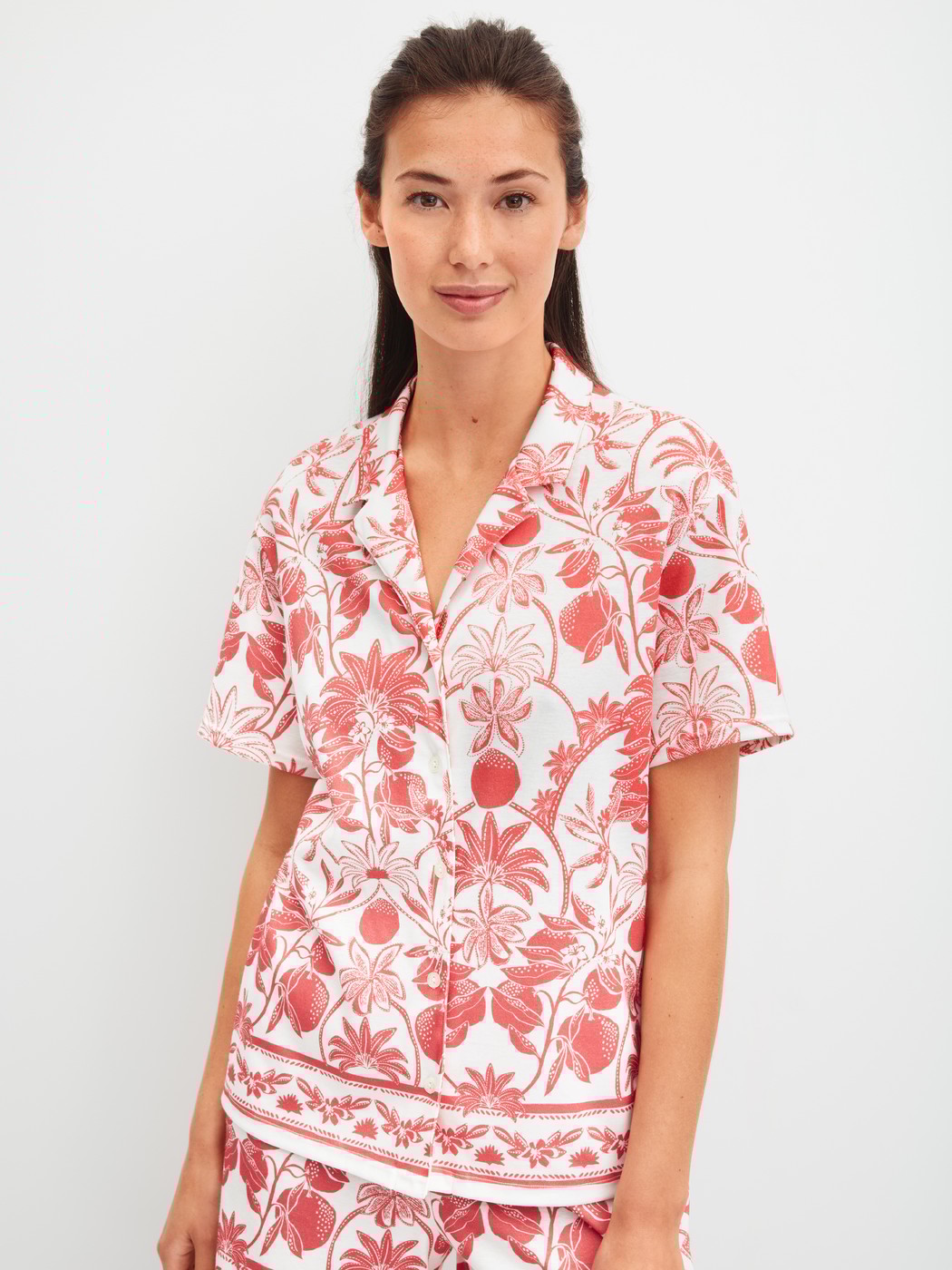 Le mannequin Femme porte le/la Chemise à manches courtes avec boutons en 100% coton de couleur Orange, Floral, de la série Favourites Beach de CALIDA, Vue de face