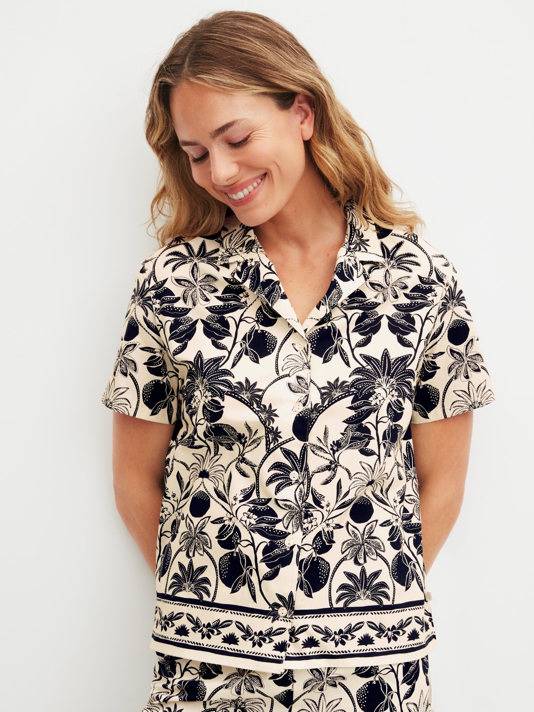 Le mannequin Femme porte le/la Chemise à manches courtes avec boutons en 100% coton de couleur Noir, Floral, de la série Favourites Layering de CALIDA, Vue de face